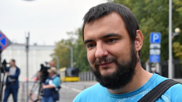 Член президиума оппозиционного Координационного совета Сергей Дылевский у здания Следственного комитета Белоруссии перед допросом по возбужденному уголовному Член президиума оппозиционного Координационного совета Сергей Дылевский у здания Следственного комитета Белоруссии перед допросом по возбужденному уголовному