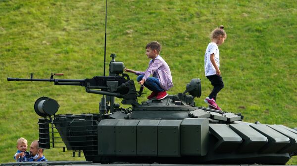 Зрители перед началом демонстрационной программы военной техники в рамках Международного форума Армия-2020 на полигоне Алабино в Подмосковье Зрители перед началом демонстрационной программы военной техники в рамках Международного форума Армия-2020 на полигоне Алабино в Подмосковье
