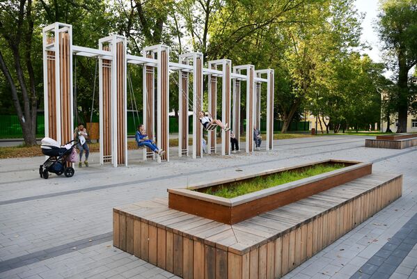Люди качаются на качелях в усадьбе Люблино в Москве Люди качаются на качелях в усадьбе Люблино в Москве