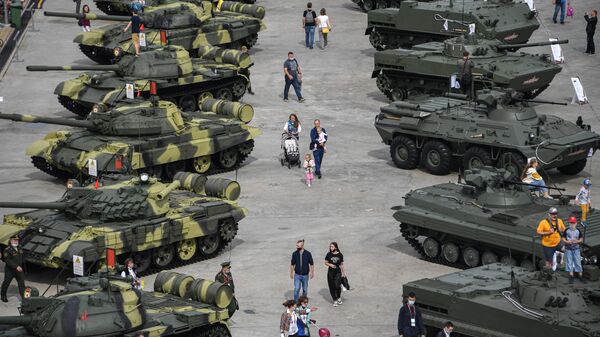 Посетители на выставке вооружений Международного военно-технического форума Армия-2020 Посетители на выставке вооружений Международного военно-технического форума Армия-2020
