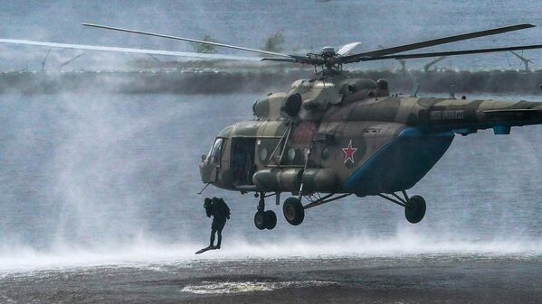 Военнослужащие десантируются из вертолета Ми-8 в ходе демонстрационной программы военной техники в рамках Международного форума Армия-2020 в водном кластере на полигоне Алабино в Подмосковье Военнослужащие десантируются из вертолета Ми-8 в ходе демонстрационной программы военной техники в рамках Международного форума Армия-2020 в водном кластере на полигоне Алабино в Подмосковье