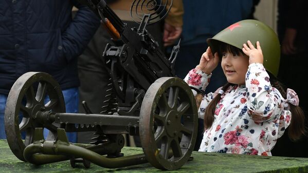 Юная посетительница у зенитного пулемета ДШК на выставке вооружений Международного военно-технического форума (МВТФ) Армия-2020 в военно-патриотическом парке Патриот Юная посетительница у зенитного пулемета ДШК на выставке вооружений Международного военно-технического форума (МВТФ) Армия-2020 в военно-патриотическом парке Патриот