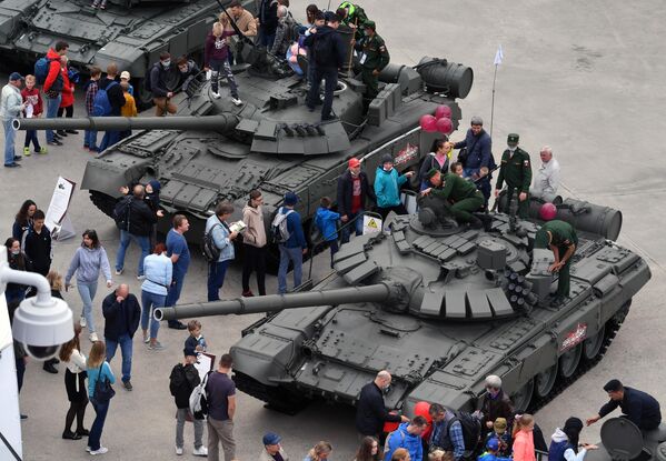 Посетители на выставке вооружений Международного военно-технического форума (МВТФ) Армия-2020 в военно-патриотическом парке Патриот Посетители на выставке вооружений Международного военно-технического форума (МВТФ) Армия-2020 в военно-патриотическом парке Патриот