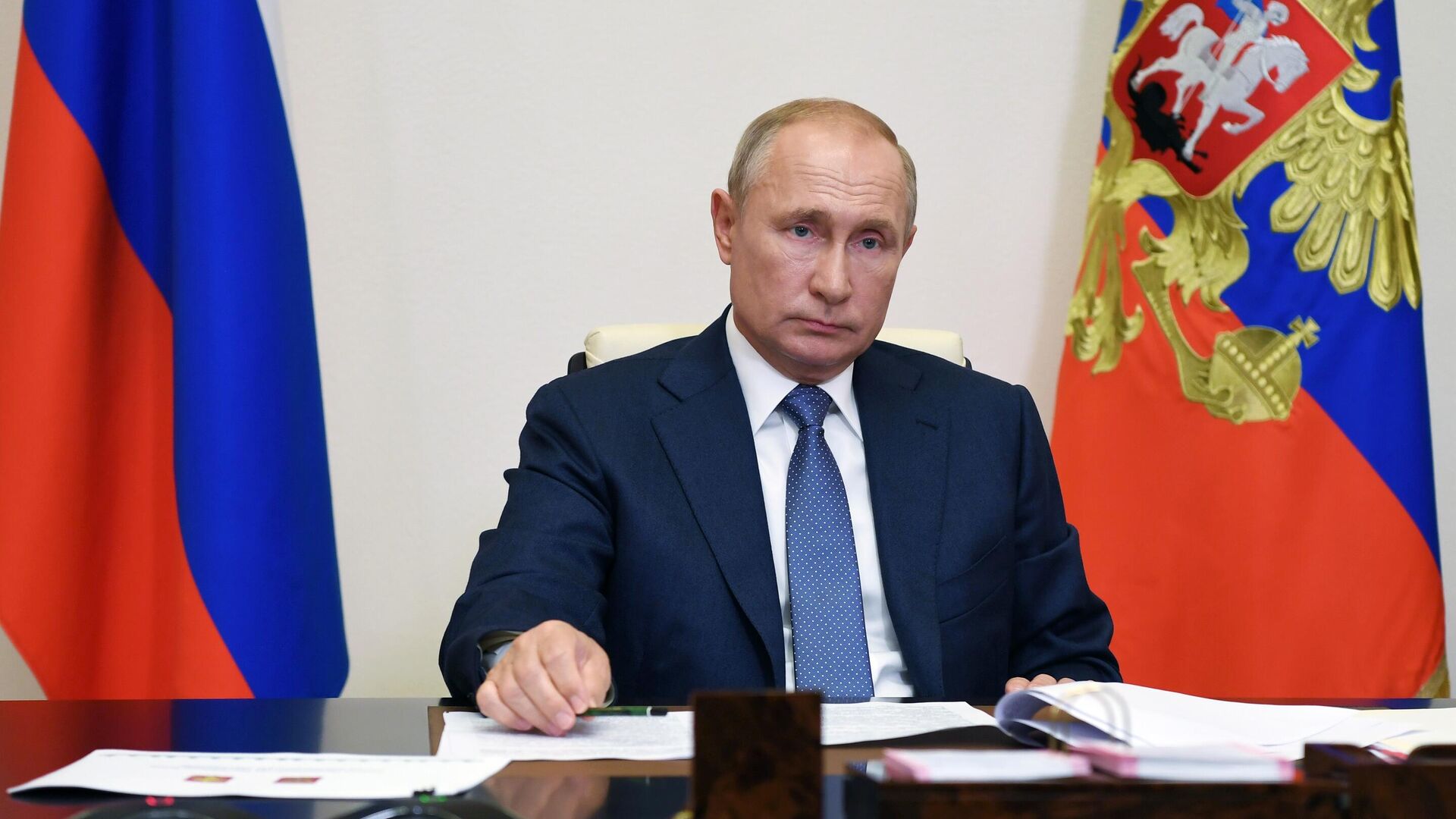 Президент РФ Владимир Путин во время встречи в режиме видеоконференции с временно исполняющим обязанности главы Республики Коми Владимиром Уйбой Президент РФ Владимир Путин во время встречи в режиме видеоконференции с временно исполняющим обязанности главы Республики Коми Владимиром Уйбой - РИА Новости, 1920, 06.10.2020