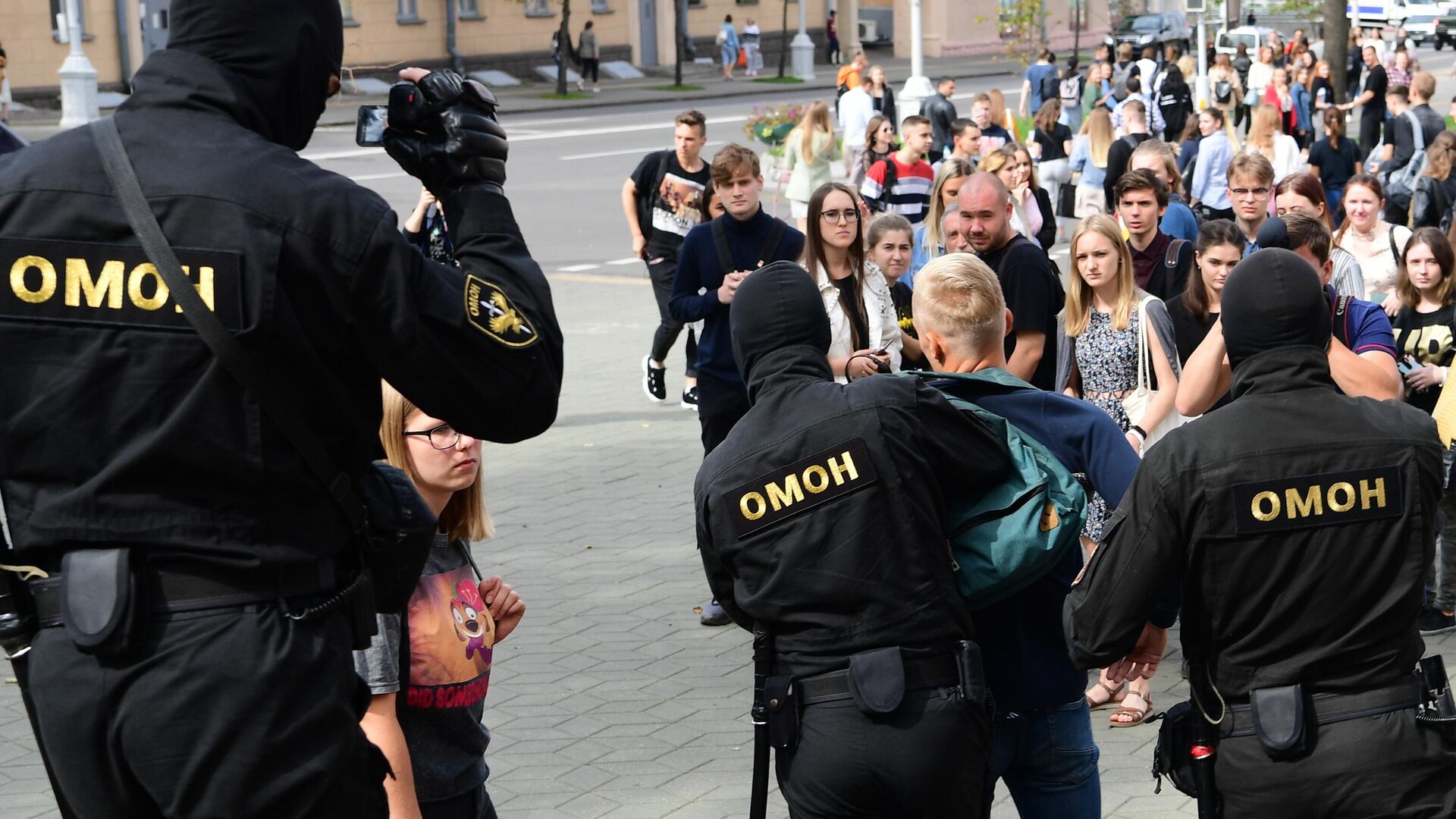 Сотрудники ОМОНа во время задержания участника акции в Минске Сотрудники ОМОНа во время задержания участника акции в Минске - РИА Новости, 1920, 03.09.2020