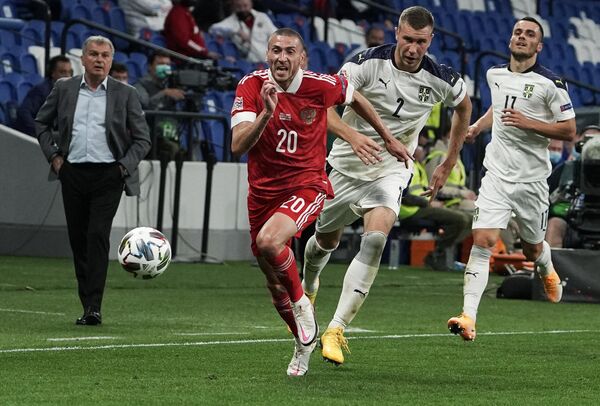 Полузащитник сборной России Алексей Ионов (слева) и игроки сборной Сербии Страхиня Павлович и Филип Костич Полузащитник сборной России Алексей Ионов (слева) и игроки сборной Сербии Страхиня Павлович и Филип Костич