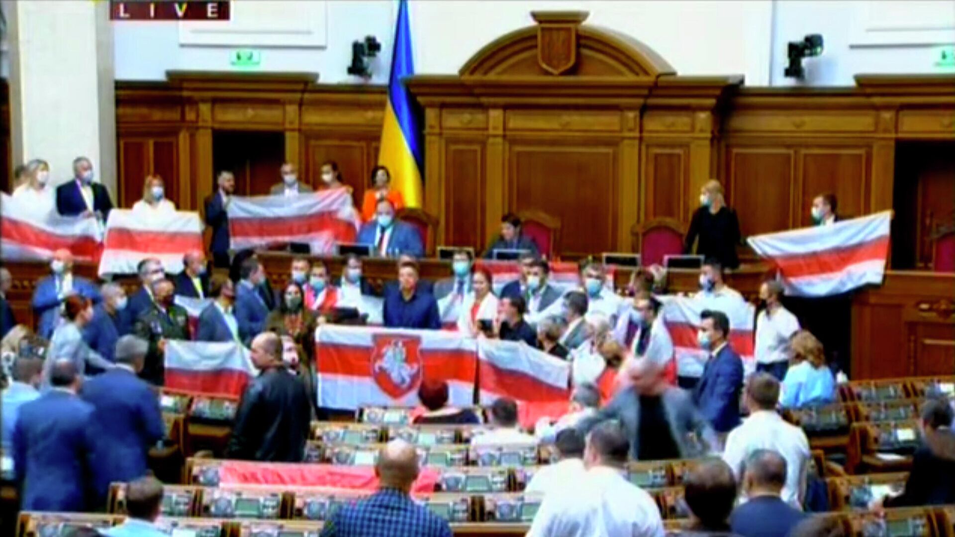 Депутаты Верховной рады Украины с флагами, используемыми белорусской оппозицией. Стоп-кадр видеотрансляции заседания Депутаты Верховной рады Украины с флагами, используемыми белорусской оппозицией. Стоп-кадр видеотрансляции заседания - РИА Новости, 1920, 04.09.2020
