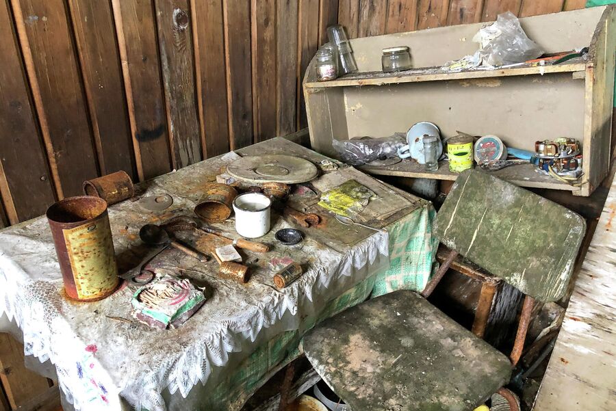 Жилая комната в заброшенном поселке на мысе Входной Жилая комната в заброшенном поселке на мысе Входной