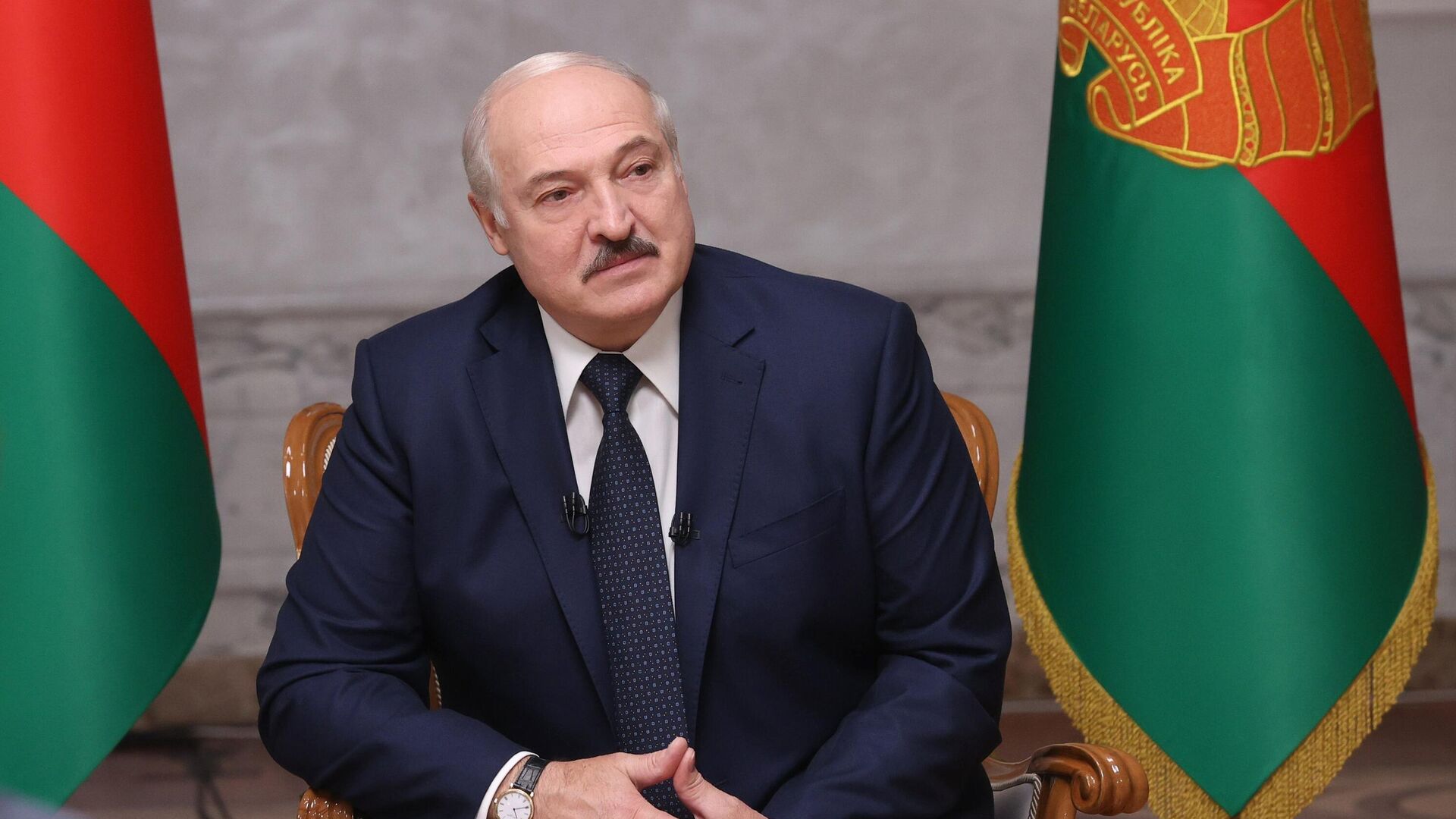 Президент Белоруссии Александр Лукашенко во время интервью российским журналистам во Дворце независимости в Минске Президент Белоруссии Александр Лукашенко во время интервью российским журналистам во Дворце независимости в Минске - РИА Новости, 1920, 10.09.2020
