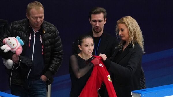 Камила Валиева и Этери Тутберидзе (слева направо на первом плане) Камила Валиева и Этери Тутберидзе (слева направо на первом плане)