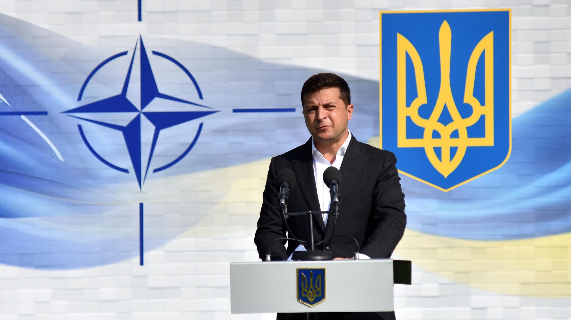 Президент Украины Владимир Зеленский на церемонии открытия военных совместных военных учений Украины и стран НАТО Rapid Trident-2020 на Яворском полигоне во Львовской области Президент Украины Владимир Зеленский на церемонии открытия военных совместных военных учений Украины и стран НАТО Rapid Trident-2020 на Яворском полигоне во Львовской области - РИА Новости, 1920, 07.05.2021