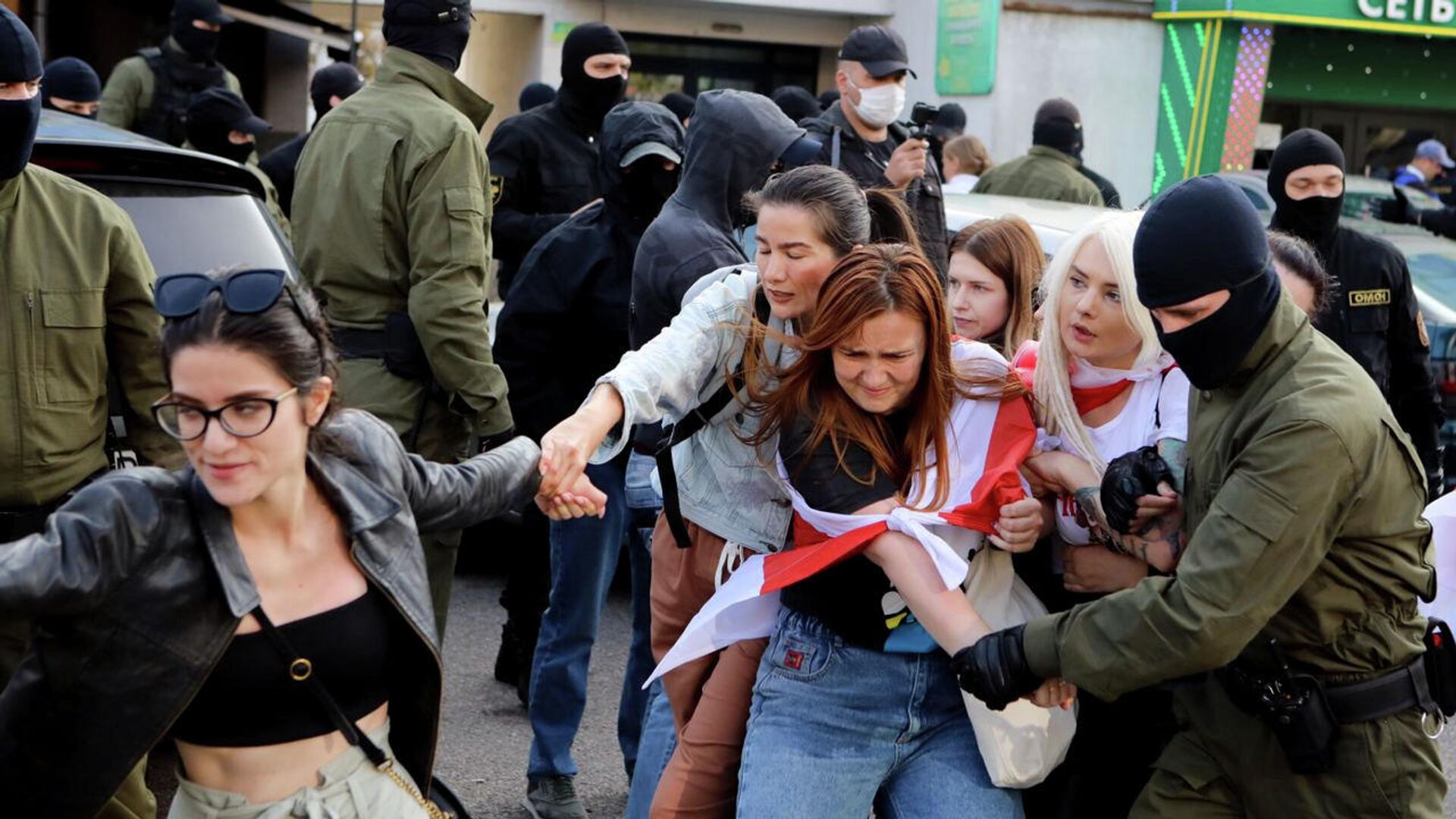 Участники акции протеста во время столкновения с сотрудниками правоохранительных органов в Минске Участники акции протеста во время столкновения с сотрудниками правоохранительных органов в Минске - РИА Новости, 1920, 27.09.2020