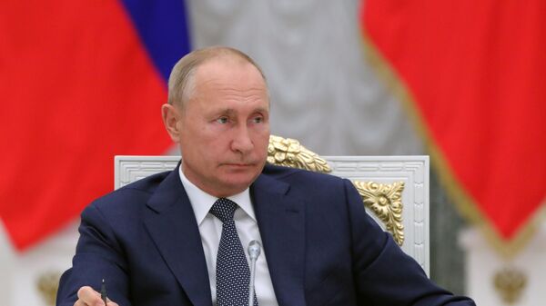 Россия проходит период пандемии мягче, чем другие страны, заявил Путин