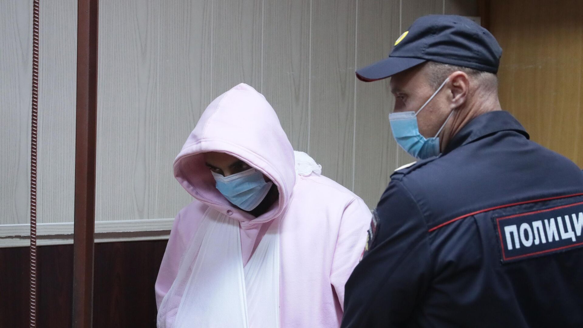 Музыкант Эльмин Гулиев в Таганском суде, где рассматривается ходатайство следствия об избрании ему меры пресечения Музыкант Эльмин Гулиев в Таганском суде, где рассматривается ходатайство следствия об избрании ему меры пресечения - РИА Новости, 1920, 23.09.2020