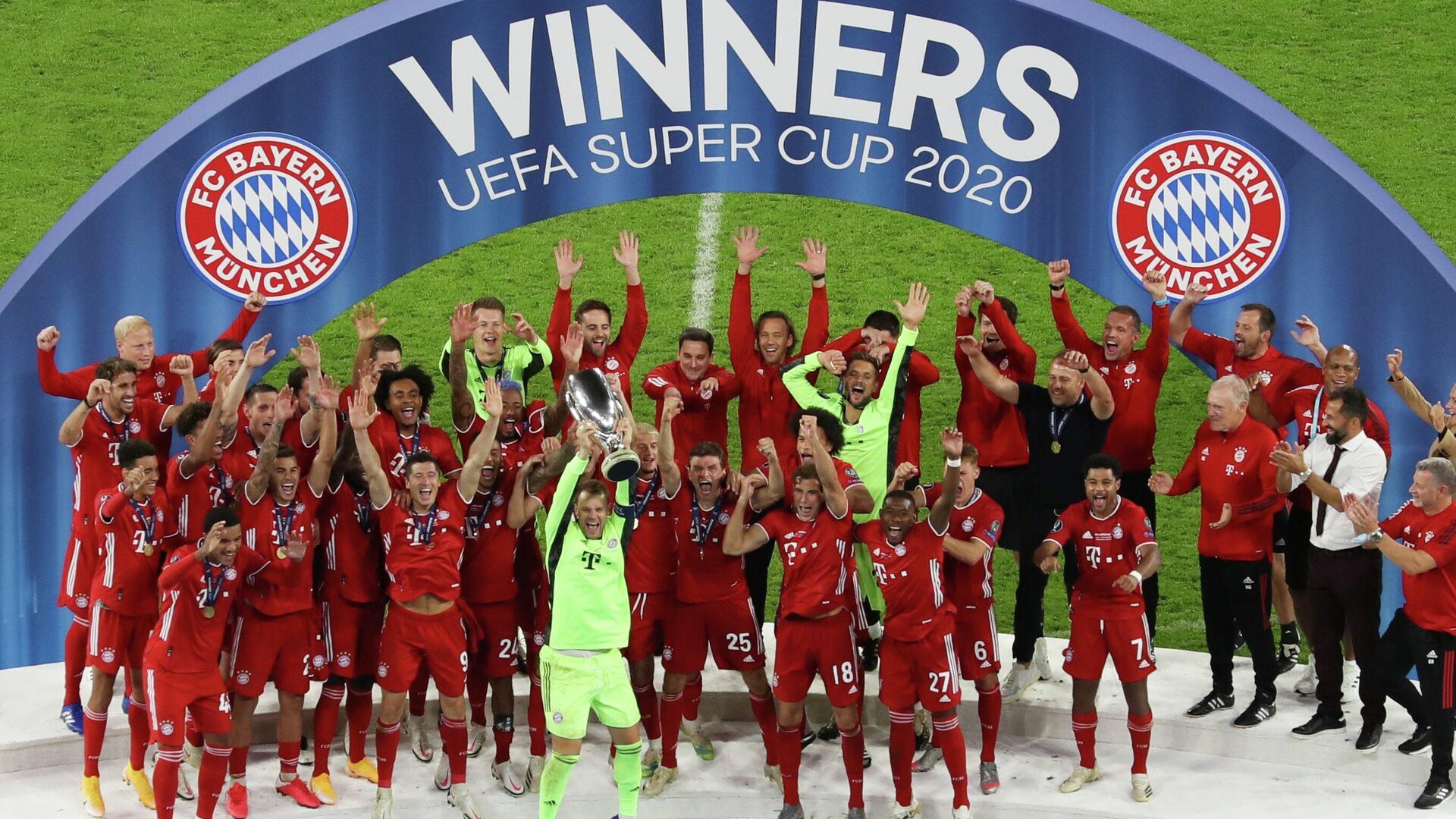 Soccer Football - European Super Cup - Bayern Munich v Sevilla - Puskas Arena, Budapest, Hungary - September 24, 2020. Bayern Munich's Manuel Neuer celebrates with the trophy and teammates after winning the European Super Cup Pool via REUTERS/Laszlo Szirtesi Soccer Football - European Super Cup - Bayern Munich v Sevilla - Puskas Arena, Budapest, Hungary - September 24, 2020. Bayern Munich's Manuel Neuer celebrates with the trophy and teammates after winning the European Super Cup Pool via REUTERS/Laszlo Szirtesi - РИА Новости, 1920, 25.09.2020