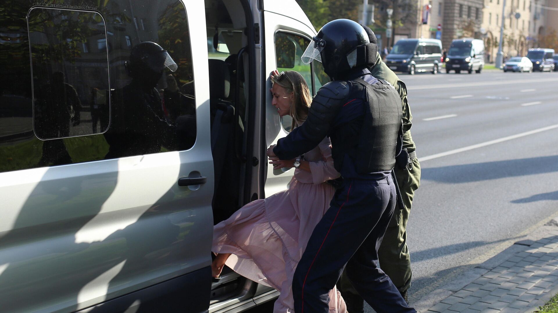 Сотрудники правоохранительных органов задерживают женщину во время митинга оппозиции в Минске Сотрудники правоохранительных органов задерживают женщину во время митинга оппозиции в Минске - РИА Новости, 1920, 26.09.2020