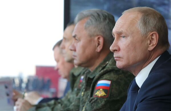 Президент РФ Владимир Путин наблюдает за ходом командно-штабных учений Кавказ-2020 на полигоне Капустин Яр Южного военного округа в Астраханской области Президент РФ Владимир Путин наблюдает за ходом командно-штабных учений Кавказ-2020 на полигоне Капустин Яр Южного военного округа в Астраханской области