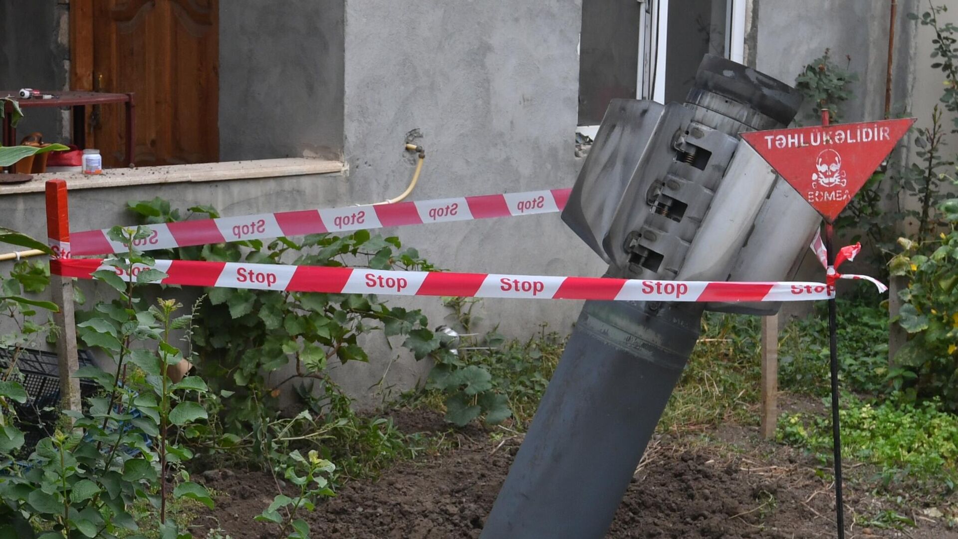 Неразорвашаяся ракета во дворе жилого дома в городе Гянджа Неразорвашаяся ракета во дворе жилого дома в городе Гянджа - РИА Новости, 1920, 16.10.2020