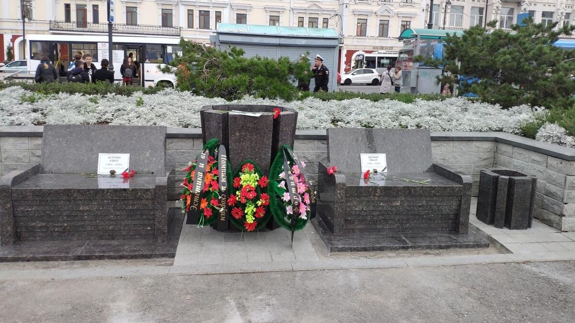 Гранитные лавочки, вазоны и урны на центральной площади Владивостока Гранитные лавочки, вазоны и урны на центральной площади Владивостока - РИА Новости, 1920, 08.10.2020
