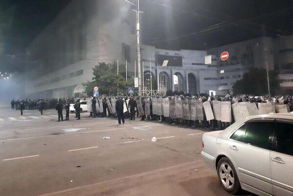 Сотрудники правоохранительных органов во время акции протеста в Бишкеке Сотрудники правоохранительных органов во время акции протеста в Бишкеке