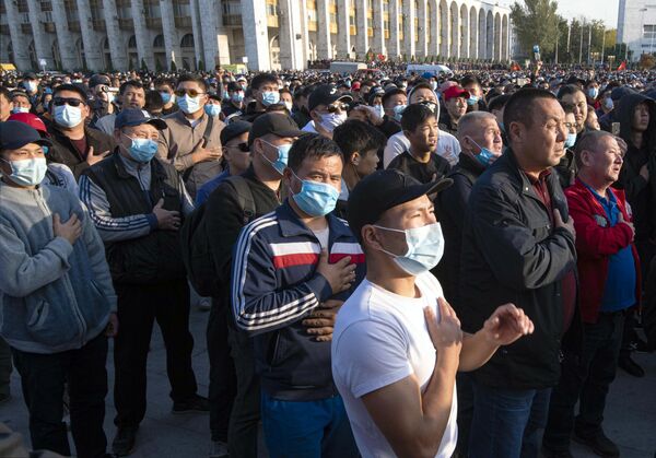 Участники акции протеста в Бишкеке Участники акции протеста в Бишкеке