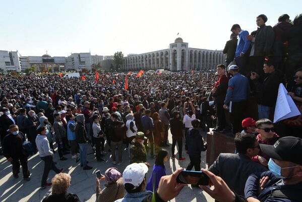 Участники акции протеста в Бишкеке Участники акции протеста в Бишкеке
