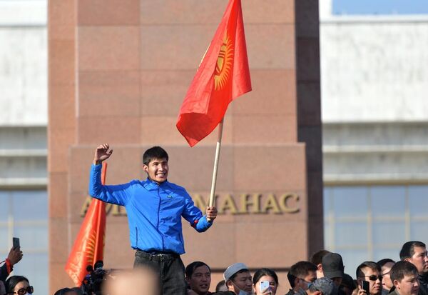 Участники акции протеста в Бишкеке Участники акции протеста в Бишкеке