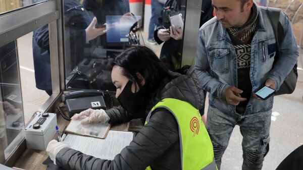 Сотрудница Московского метрополитена выписывает штраф пассажиру за несоблюдение масочного режима Сотрудница Московского метрополитена выписывает штраф пассажиру за несоблюдение масочного режима