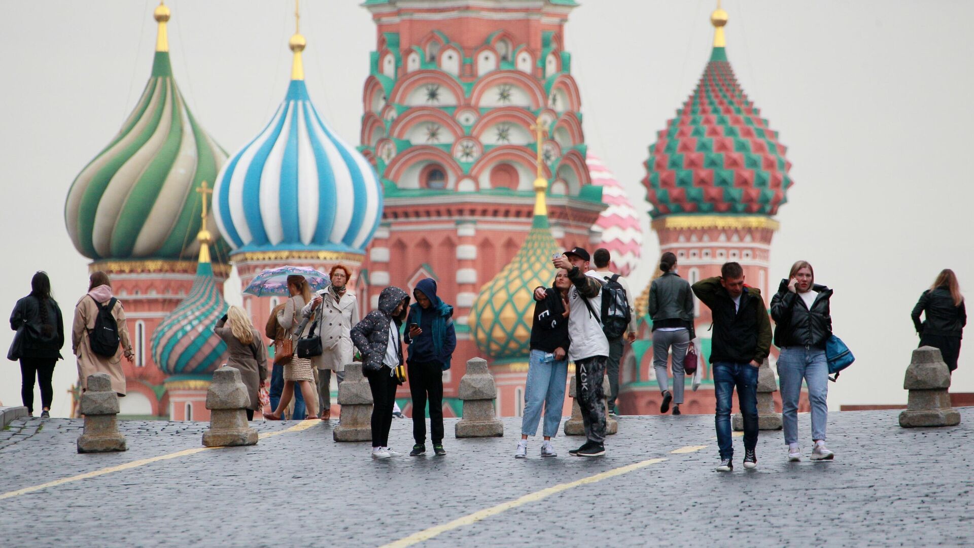 Население москвы 2017. Москва люди. Красная площадь зимой. Кремлевское кольцо красная площадь. Кремль люди.