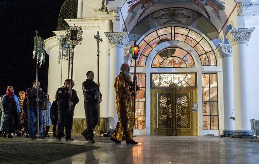 Крестный ход во время пасхальной службы в храме-маяке Святого Николая Чудотворца в селе Малореченском Крестный ход во время пасхальной службы в храме-маяке Святого Николая Чудотворца в селе Малореченском
