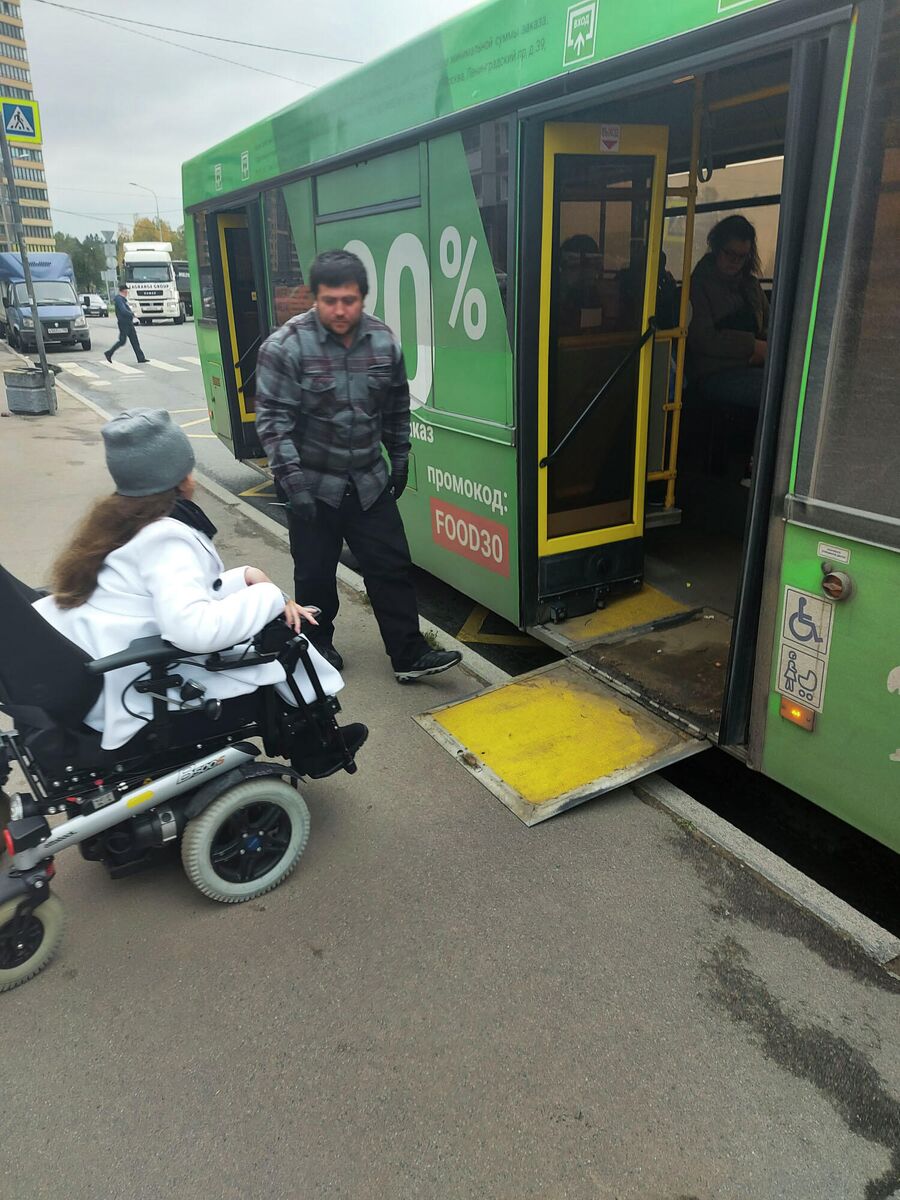 Маша заезжает в автобус в Санкт-Петербурге Маша заезжает в автобус в Санкт-Петербурге