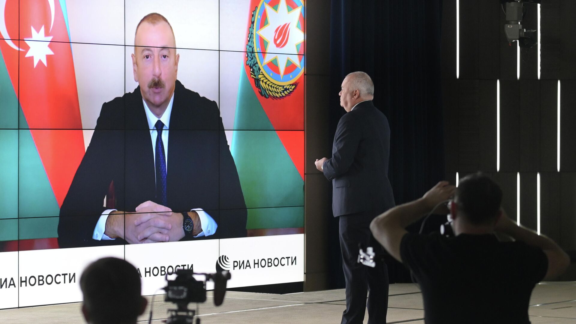 Генеральный директор МИА Россия сегодня Дмитрий Киселев берет интервью у президента Азербайджана Ильхама Алиева в режиме видеоконференции Генеральный директор МИА Россия сегодня Дмитрий Киселев берет интервью у президента Азербайджана Ильхама Алиева в режиме видеоконференции - РИА Новости, 1920, 15.10.2020