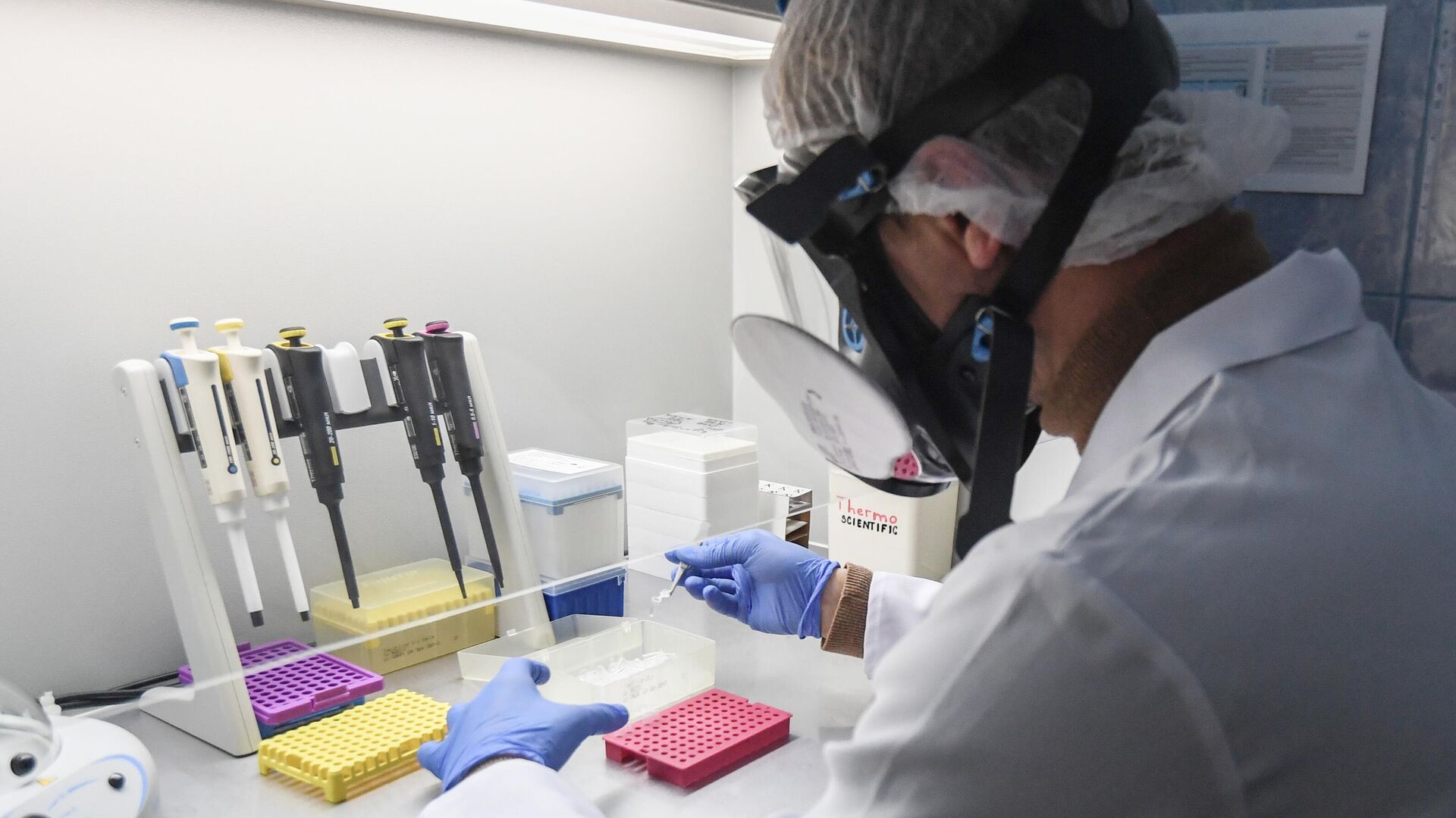 Иран начал испытания двух вакцин от коронавируса на людях