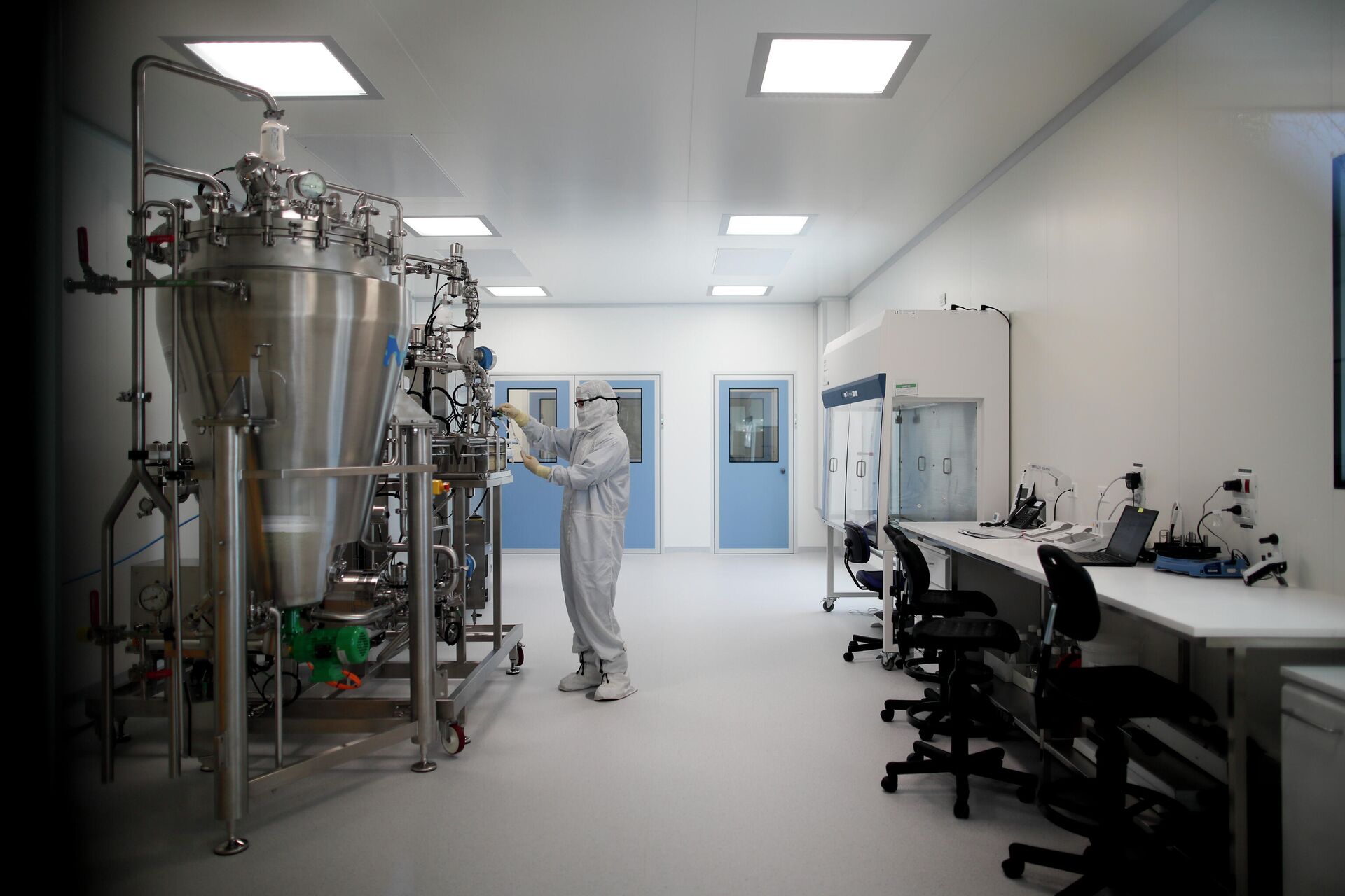Работа над вакциной компании AstraZeneca Работа над вакциной компании AstraZeneca - РИА Новости, 1920, 02.12.2020