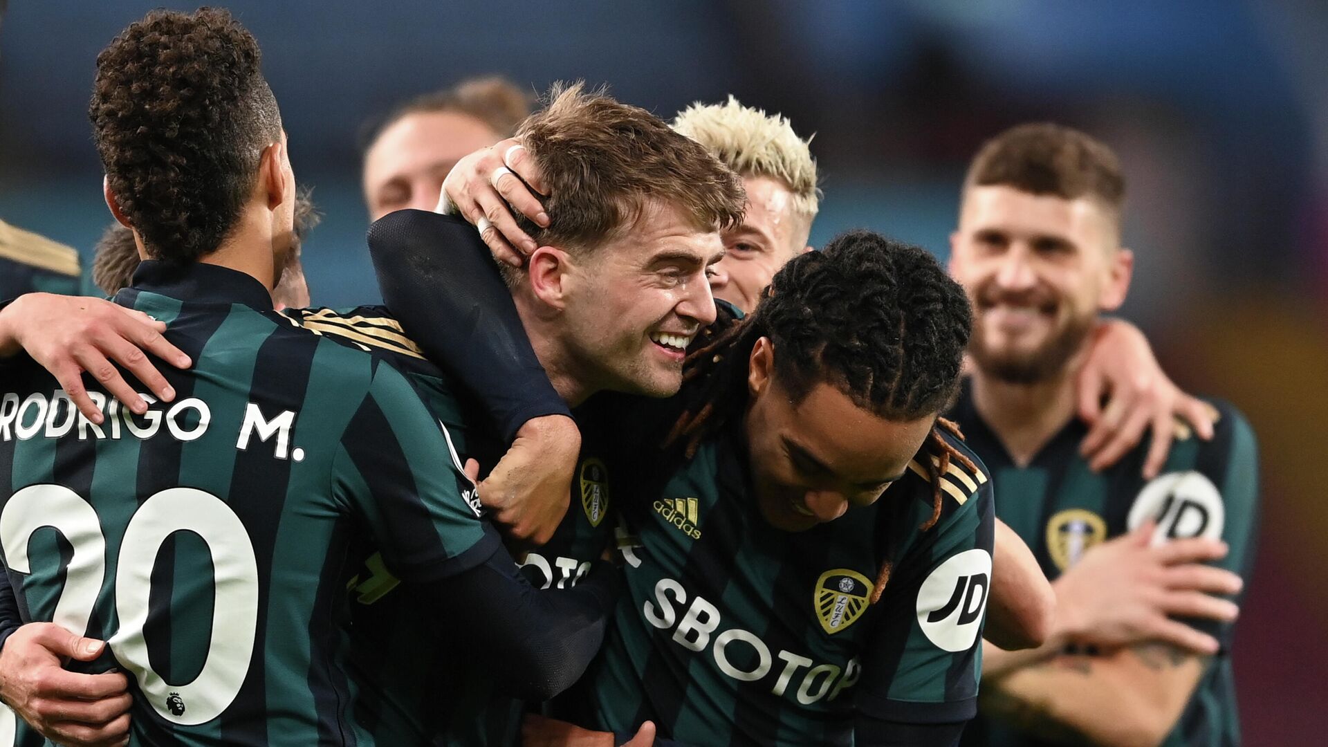 Leeds United's English striker Patrick Bamford (C) celebrates scoring their second goal during the English Premier League football match between Aston Villa and Leeds United at Villa Park in Birmingham, central England on October 23, 2020. (Photo by Laurence Griffiths / POOL / AFP) / RESTRICTED TO EDITORIAL USE. No use with unauthorized audio, video, data, fixture lists, club/league logos or 'live' services. Online in-match use limited to 120 images. An additional 40 images may be used in extra time. No video emulation. Social media in-match use limited to 120 images. An additional 40 images may be used in extra time. No use in betting publications, games or single club/league/player publications. / Leeds United's English striker Patrick Bamford (C) celebrates scoring their second goal during the English Premier League football match between Aston Villa and Leeds United at Villa Park in Birmingham, central England on October 23, 2020. (Photo by Laurence Griffiths / POOL / AFP) / RESTRICTED TO EDITORIAL USE. No use with unauthorized audio, video, data, fixture lists, club/league logos or 'live' services. Online in-match use limited to 120 images. An additional 40 images may be used in extra time. No video emulation. Social media in-match use limited to 120 images. An additional 40 images may be used in extra time. No use in betting publications, games or single club/league/player publications. / - РИА Новости, 1920, 24.10.2020