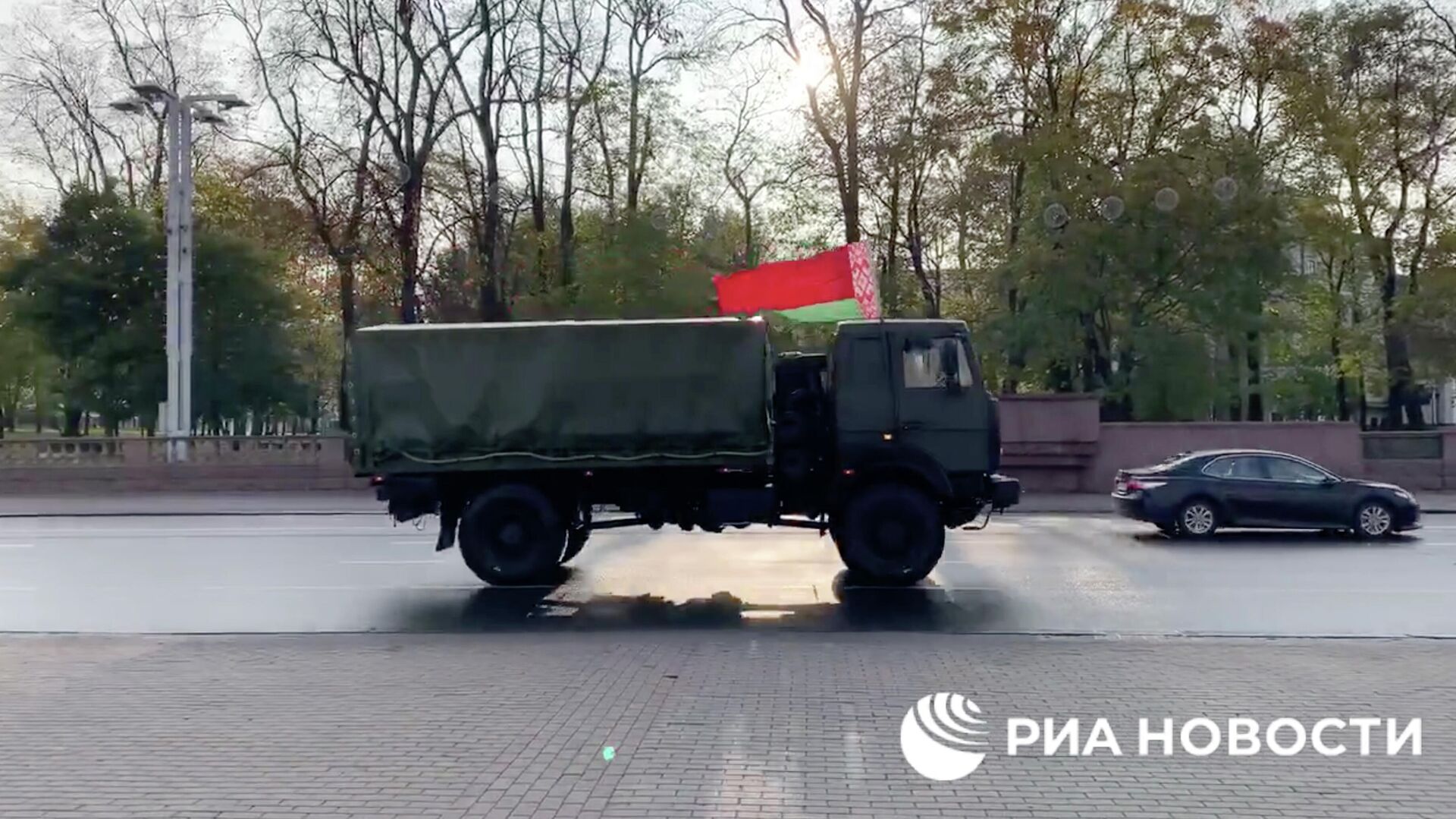 Военная техника в центре Минска в преддверии акции протеста Военная техника в центре Минска в преддверии акции протеста - РИА Новости, 1920, 25.10.2020