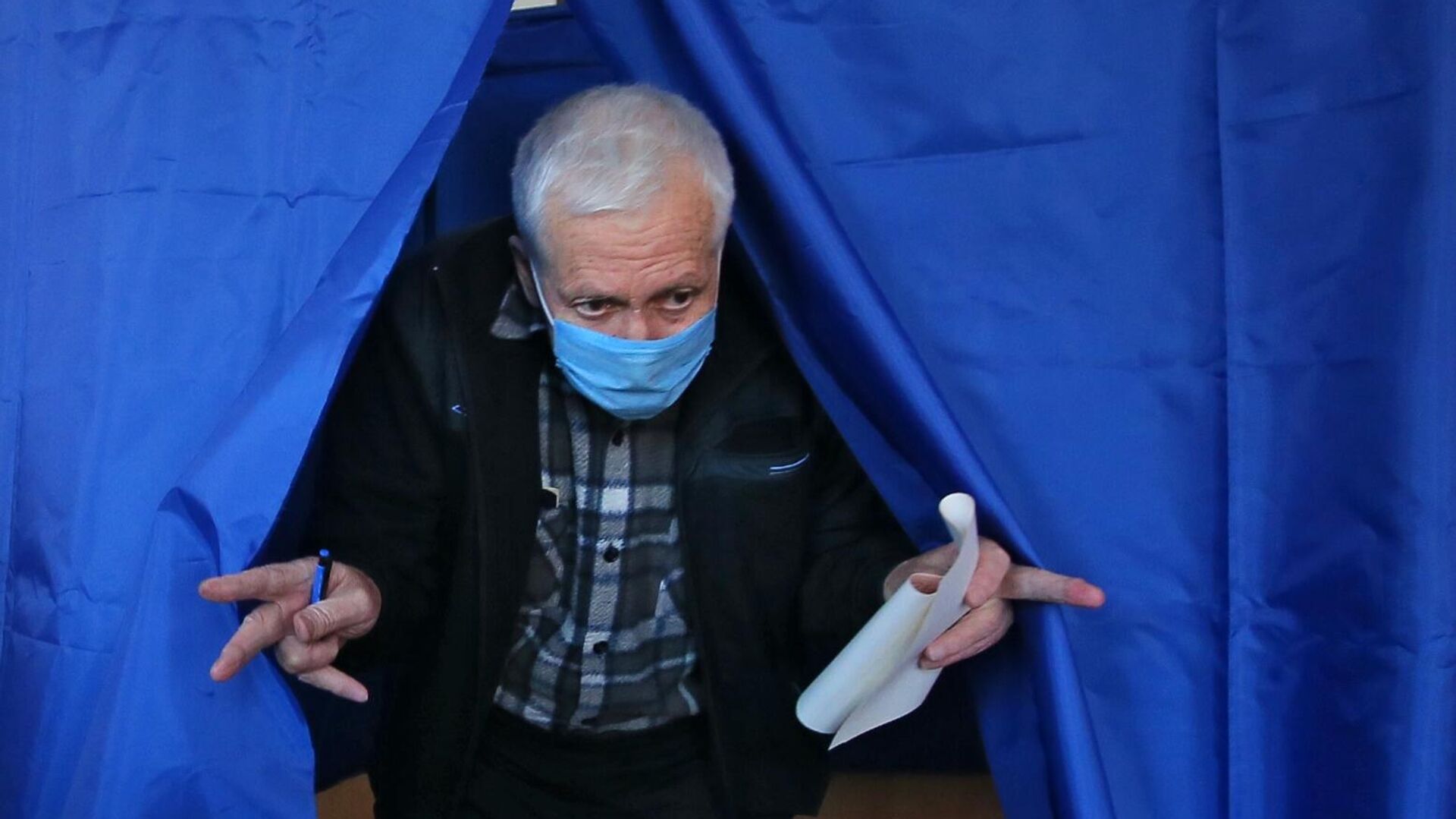 Мужчина голосует на одном из избирательных участков в Киеве Мужчина голосует на одном из избирательных участков в Киеве - РИА Новости, 1920, 25.10.2020