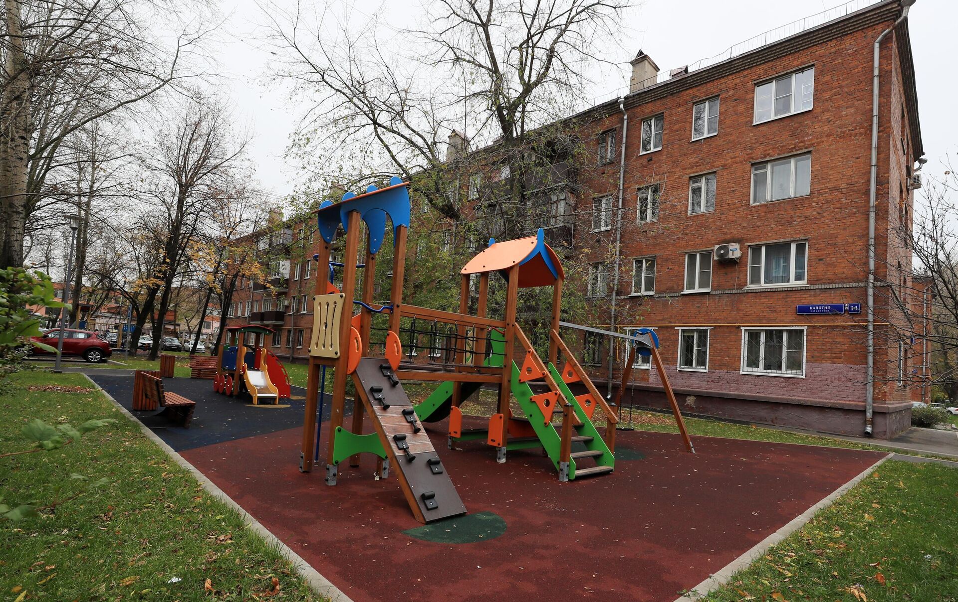 Детская площадка в районе Капотня в Москве Детская площадка в районе Капотня в Москве - РИА Новости, 1920, 26.10.2020