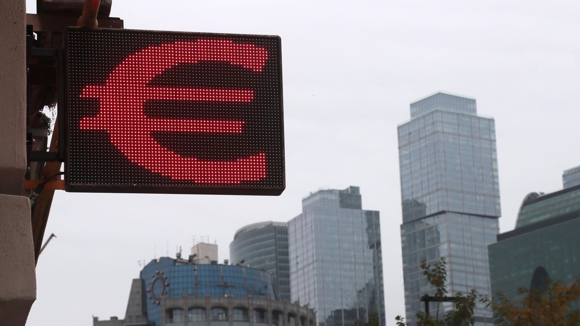 Официальный курс евро на пятницу снизился до 91,35 рубля