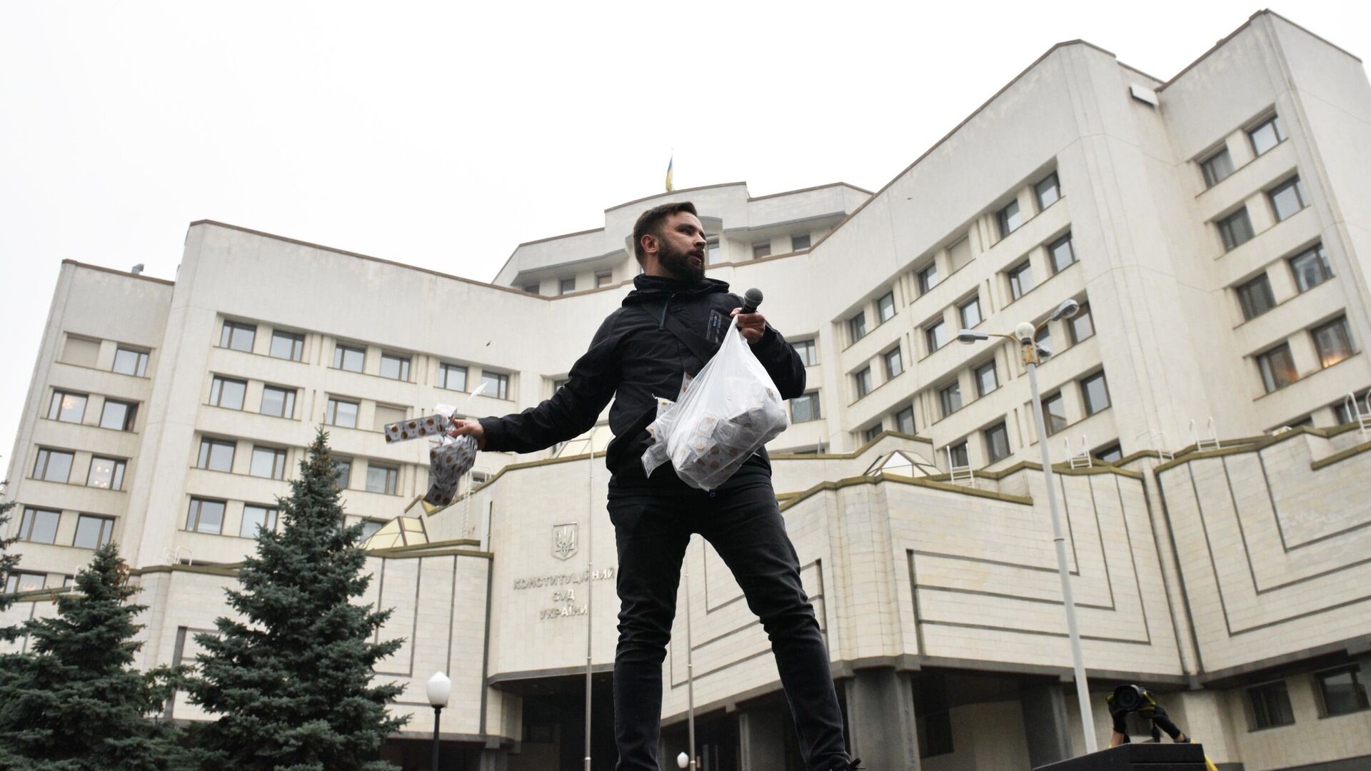 Участник акции протеста у здания Конституционного суда в Киеве Участник акции протеста у здания Конституционного суда в Киеве - РИА Новости, 1920, 30.10.2020