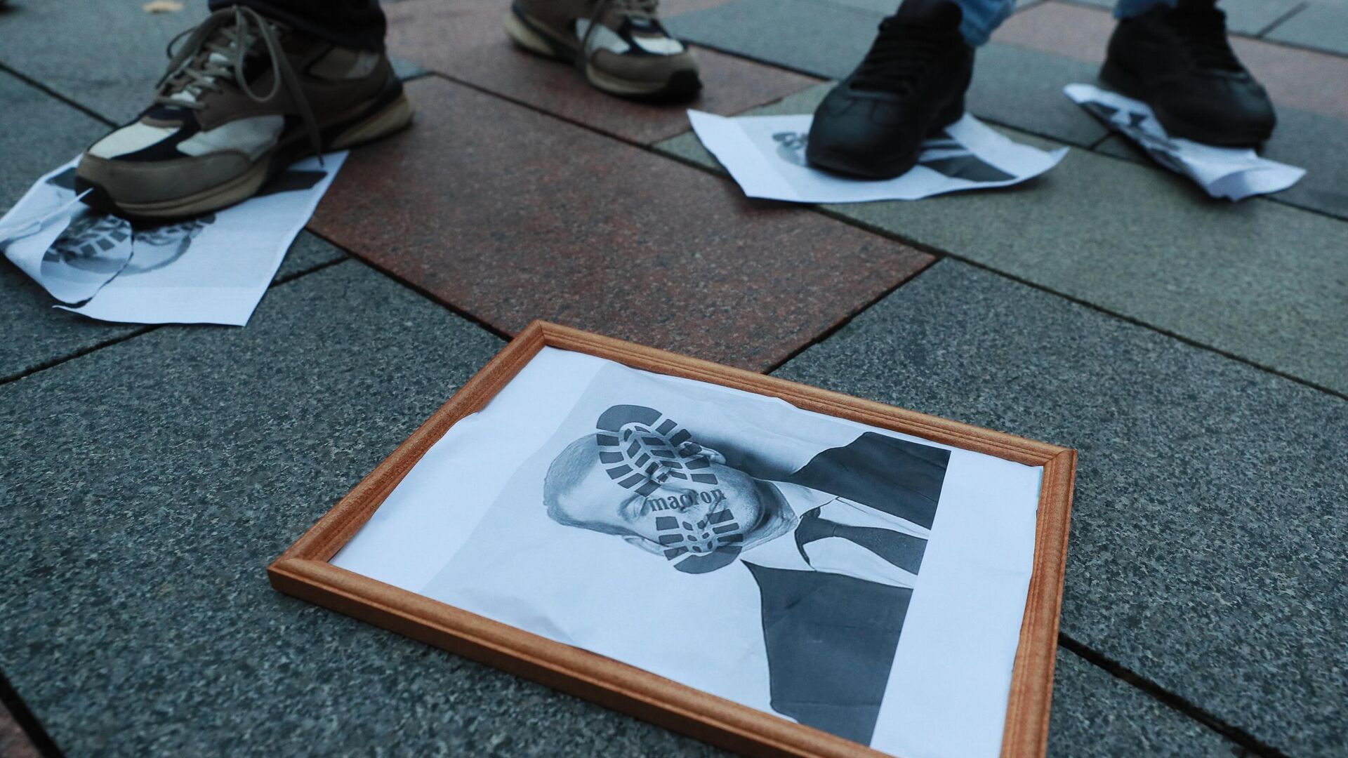Участники акции протеста около посольства Франции в Москве Участники акции протеста около посольства Франции в Москве - РИА Новости, 1920, 31.10.2020