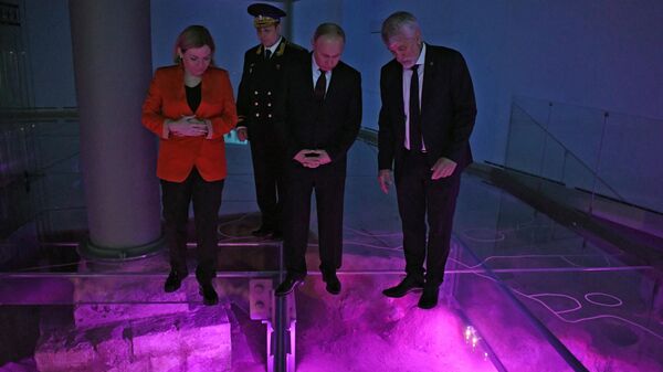 Путин осмотрел Музей археологии Чудова монастыря в Кремле