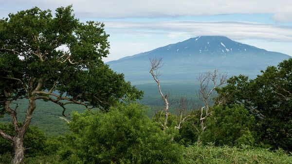 Вид на вулкан Богдан Хмельницкий на острове Итуруп