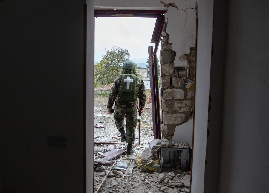 Военнослужащий возле дома, поврежденного в результате обстрела Степанакерта Военнослужащий возле дома, поврежденного в результате обстрела Степанакерта