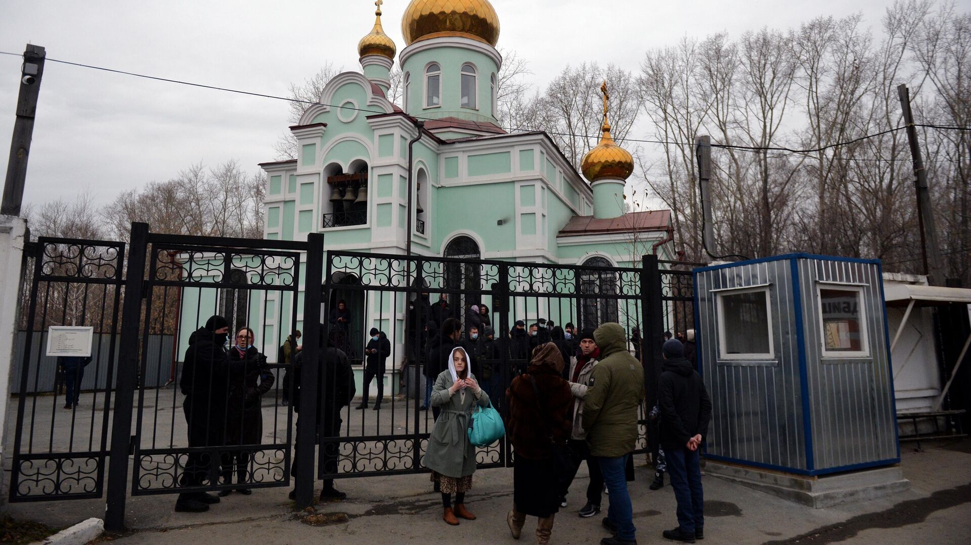 Верующие на территории храма святой блаженной Ксении Петербургской Верующие на территории храма святой блаженной Ксении Петербургской - РИА Новости, 1920, 06.11.2020