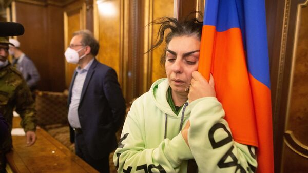 Участники акции протеста в одном из залов в здании правительства в Ереване Участники акции протеста в одном из залов в здании правительства в Ереване