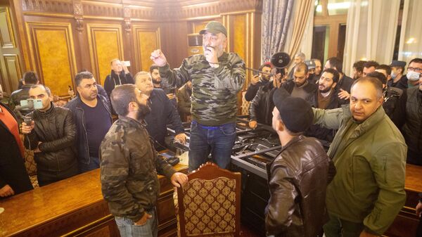 Участники акции протеста в одном из залов в здании парламента Армении в Ереван Участники акции протеста в одном из залов в здании парламента Армении в Ереван