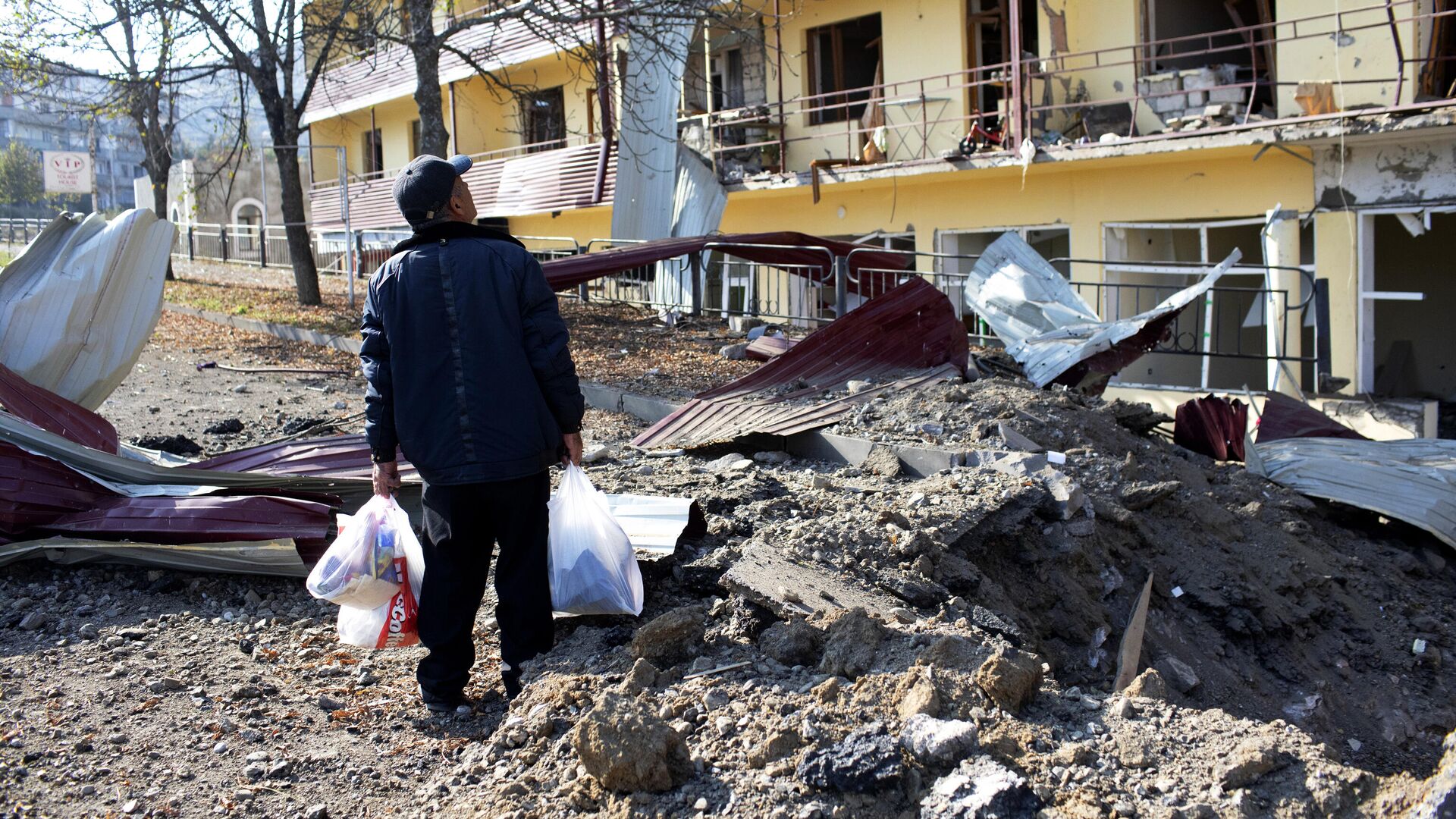 Мужчина возле дома, пострадавшего в результате обстрела города Шуша Мужчина возле дома, пострадавшего в результате обстрела города Шуша - РИА Новости, 1920, 08.11.2020