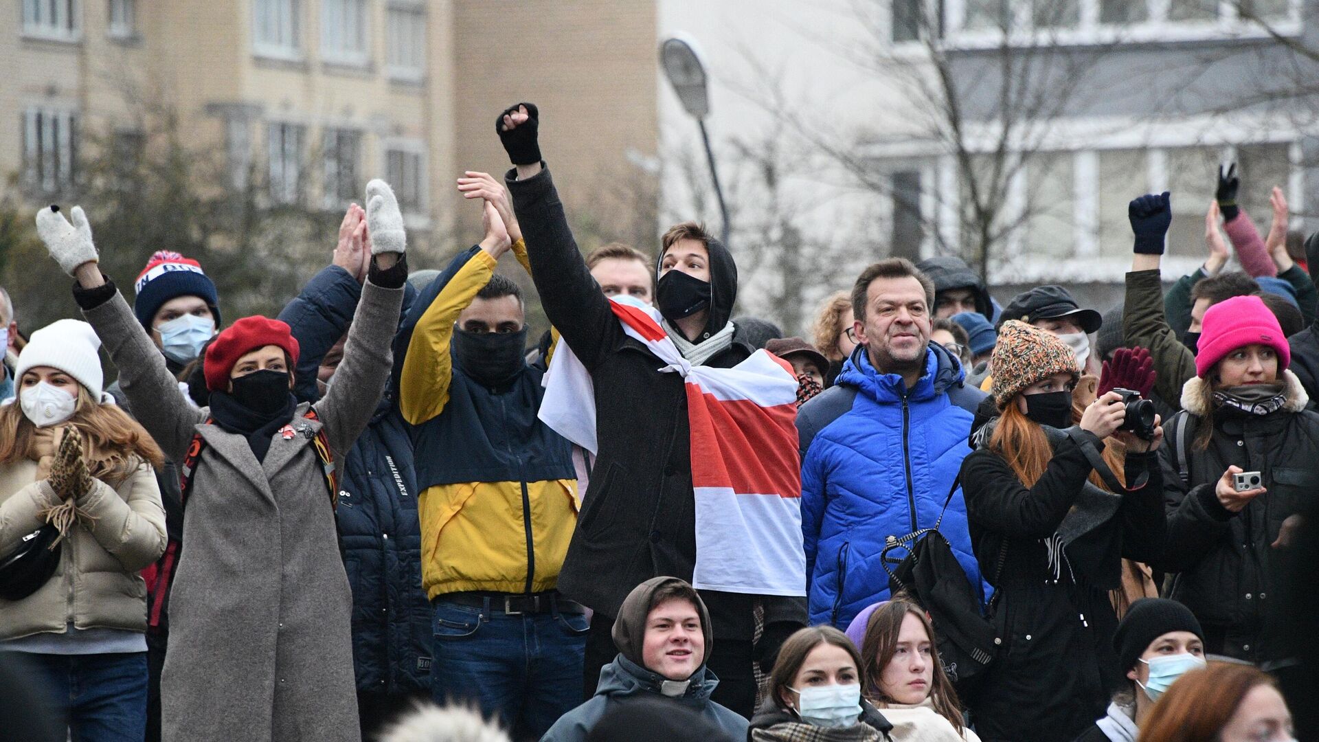 Участники акции протеста у народного мемориала в память о погибшем 12 ноября жителе белорусской столицы Романе Бондаренко Участники акции протеста у народного мемориала в память о погибшем 12 ноября жителе белорусской столицы Романе Бондаренко - РИА Новости, 1920, 15.11.2020