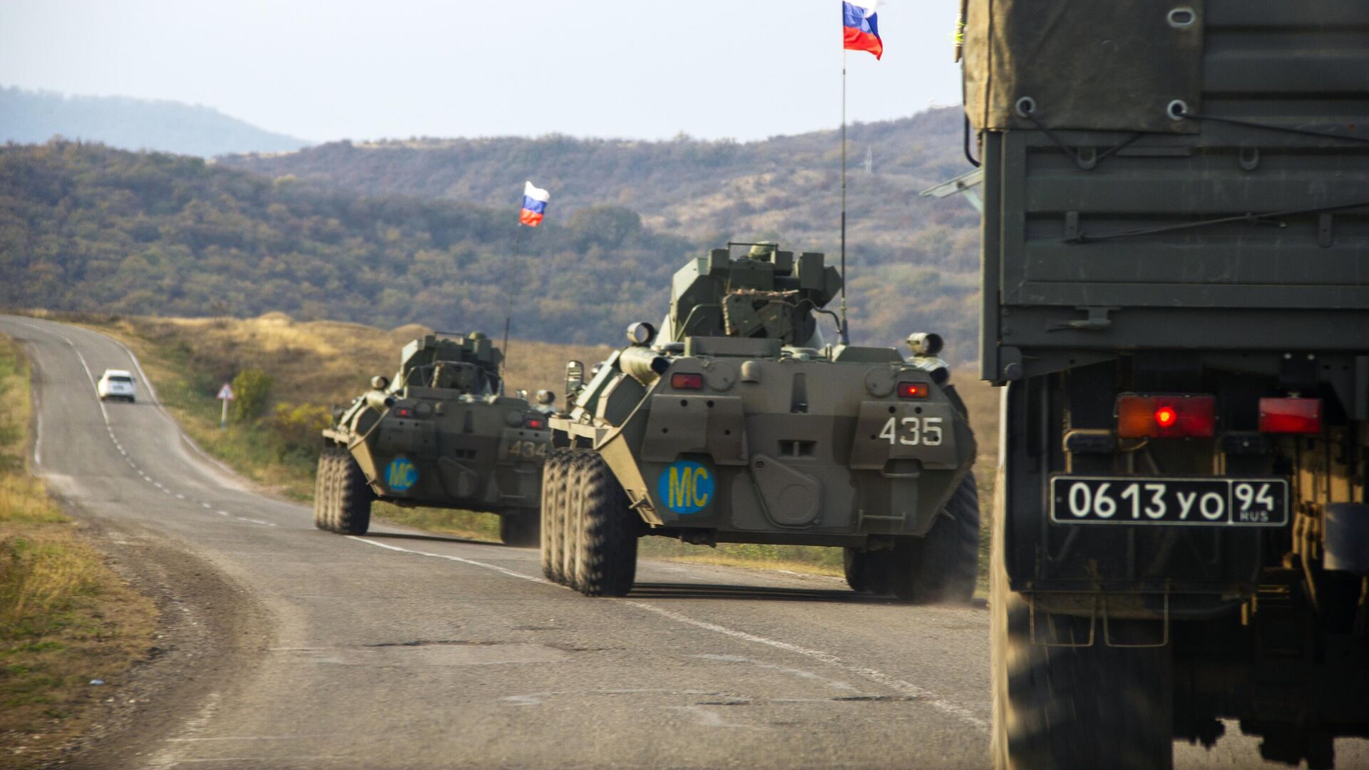 Колонна российских миротворцев направляется к монастырю Дадиванк в Нагорном Карабахе Колонна российских миротворцев направляется к монастырю Дадиванк в Нагорном Карабахе - РИА Новости, 1920, 27.12.2020
